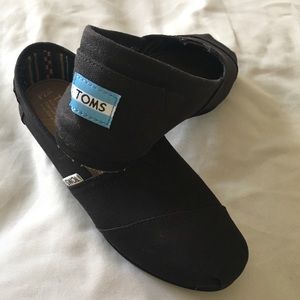 Black TOMS